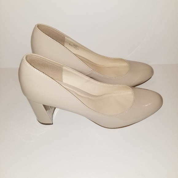 Xappeal Shoes - XAPPEAL sz 9 Chunky heel Cream round toe